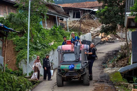Warga menyelamatkan barang-barang mereka setelah fenomena  tanah bergerak melanda desa Padasari di Tegal, Jawa Tengah, Senin (09/02/2026).