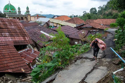 Warga menyelamatkan barang-barang mereka setelah fenomena  tanah bergerak melanda desa Padasari di Tegal, Jawa Tengah, Senin (09/02/2026).