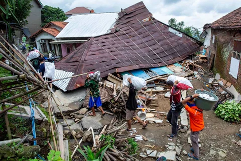 Warga menyelamatkan barang-barang mereka setelah fenomena  tanah bergerak melanda desa Padasari di Tegal, Jawa Tengah, Senin (09/02/2026).