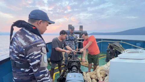 Prajurit TNI AL kru KRI Terapang-648 melakukan pemeriksaan terhadap kapal tug boat dan tongkang bermuatan bijih nikel di perairan Sulawesi Tenggara, Senin (09/02/2026).