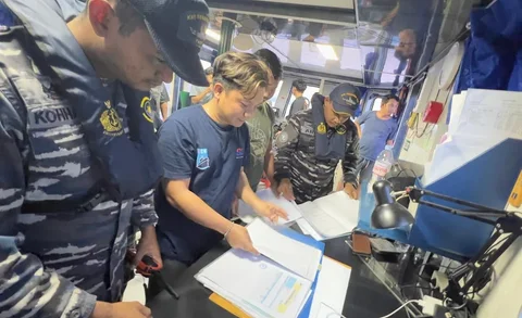 Prajurit TNI AL kru KRI Terapang-648 melakukan pemeriksaan terhadap kapal tug boat dan tongkang bermuatan bijih nikel di perairan Sulawesi Tenggara, Senin (09/02/2026).