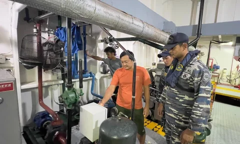 Prajurit TNI AL kru KRI Terapang-648 melakukan pemeriksaan terhadap kapal tug boat dan tongkang bermuatan bijih nikel di perairan Sulawesi Tenggara, Senin (09/02/2026).