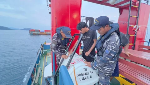 Prajurit TNI AL kru KRI Terapang-648 melakukan pemeriksaan terhadap kapal tug boat dan tongkang bermuatan bijih nikel di perairan Sulawesi Tenggara, Senin (09/02/2026).