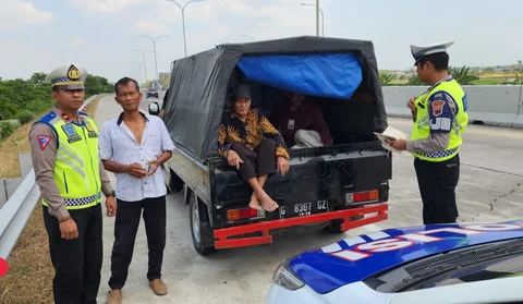 Polisi tilang pengemudi pikap terbuka angkut penumpang