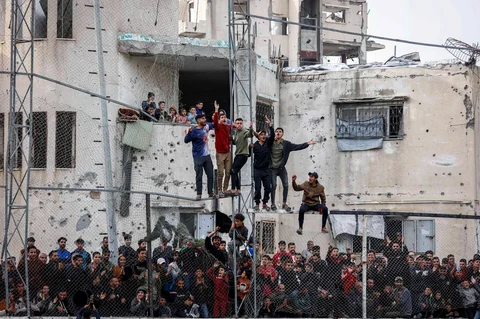 Warga Palestina menyaksikan pertandingan sepak bola lima lawan lima di tengah reruntuhan bangunan yang hancur di Kota Gaz, Senin (09/02/2026) waktu setempat.