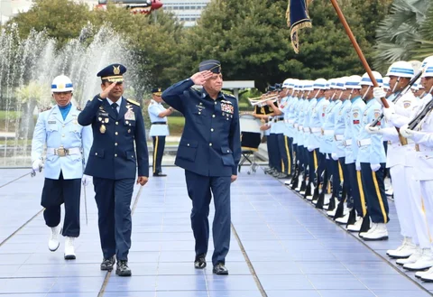 Kasau Marsekal TNI M Tonny Harjono menyambut Chief of Air Staff Pakistan Air Chief Marshal Zaheer Akhmad Babar dalam kunjungan kehormatan di Mabes TNI AU Cilangkap Jakarta, Selasa (10/02/2026).