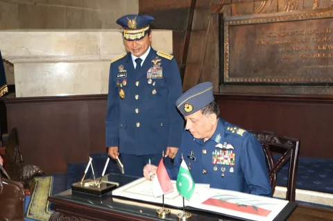 Kasau Marsekal TNI M Tonny Harjono menyambut Chief of Air Staff Pakistan Air Chief Marshal Zaheer Akhmad Babar dalam kunjungan kehormatan di Mabes TNI AU Cilangkap Jakarta, Selasa (10/02/2026).