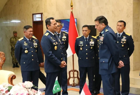 Kasau Marsekal TNI M Tonny Harjono didampingi  Panglima Koops Udara Nasional Marsdya TNI Minggit Tribowo saat menyambut Chief of Air Staff Pakistan Air Chief Marshal Zaheer Akhmad Babar dalam kunjungan kehormatan di Mabes TNI AU Cilangkap Jakarta, Selasa (10/02/2026).