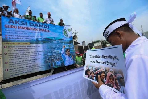 Ratusan guru madrasah swasta dari berbagai daerah di Indonesia  melakukan aksi di depan Gedung DPR/ MPR, Jakarta, Rabu (11/02/2026)
