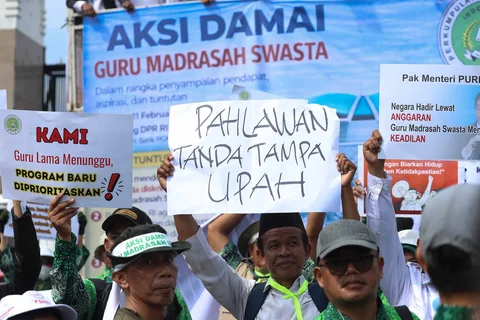 Ratusan guru madrasah swasta dari berbagai daerah di Indonesia  melakukan aksi di depan Gedung DPR/ MPR, Jakarta, Rabu (11/02/2026)