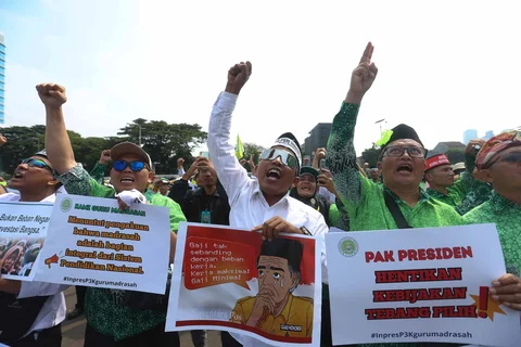 Ratusan guru madrasah swasta dari berbagai daerah di Indonesia  melakukan aksi di depan Gedung DPR/ MPR, Jakarta, Rabu (11/02/2026)
