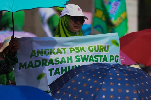 Ratusan guru madrasah swasta dari berbagai daerah di Indonesia  melakukan aksi di depan Gedung DPR/ MPR, Jakarta, Rabu (11/02/2026)