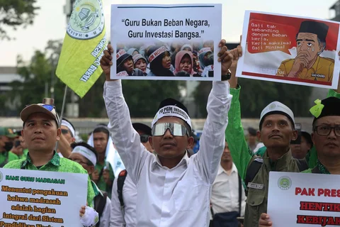 Ratusan guru madrasah swasta dari berbagai daerah di Indonesia  melakukan aksi di depan Gedung DPR/ MPR, Jakarta, Rabu (11/02/2026)