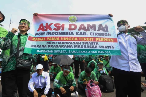 Ratusan guru madrasah swasta dari berbagai daerah di Indonesia  melakukan aksi di depan Gedung DPR/ MPR, Jakarta, Rabu (11/02/2026)