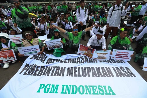 Ratusan guru madrasah swasta dari berbagai daerah di Indonesia  melakukan aksi di depan Gedung DPR/ MPR, Jakarta, Rabu (11/02/2026)