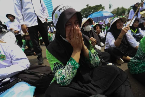 Ratusan guru madrasah swasta dari berbagai daerah di Indonesia  melakukan aksi di depan Gedung DPR/ MPR, Jakarta, Rabu (11/02/2026)