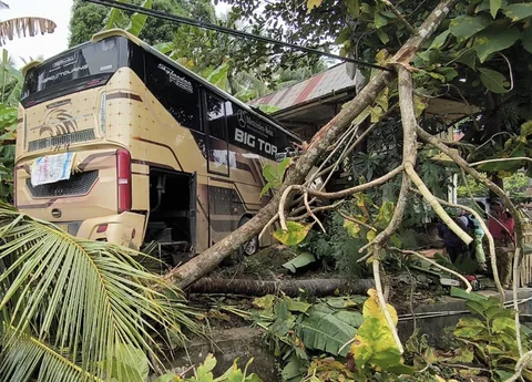 Bus AKAP Tabrak Rumah Warga di Polewali Mandar, 6 Orang Terluka