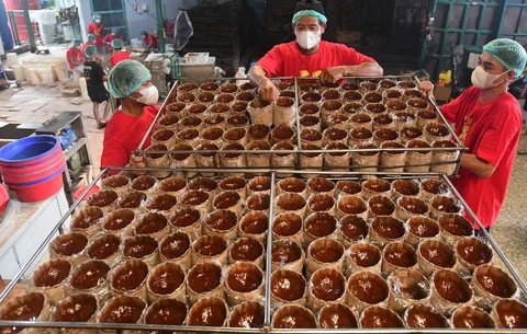 Warga menyelesaikan pembuatan kue keranjang di Pabrik Kue Hoki di kawasan Sawangan, Depok, Jawa Barat, Rabu  (11/02/2025).