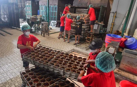 Warga menyelesaikan pembuatan kue keranjang di Pabrik Kue Hoki di kawasan Sawangan, Depok, Jawa Barat, Rabu  (11/02/2025).