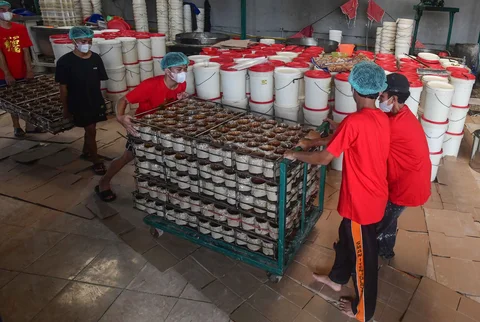 Warga menyelesaikan pembuatan kue keranjang di Pabrik Kue Hoki di kawasan Sawangan, Depok, Jawa Barat, Rabu  (11/02/2025).