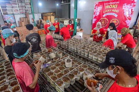 Warga menyelesaikan pembuatan kue keranjang di Pabrik Kue Hoki di kawasan Sawangan, Depok, Jawa Barat, Rabu  (11/02/2025).