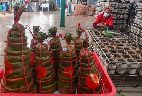 Warga menyelesaikan pembuatan kue keranjang di Pabrik Kue Hoki di kawasan Sawangan, Depok, Jawa Barat, Rabu  (11/02/2025).