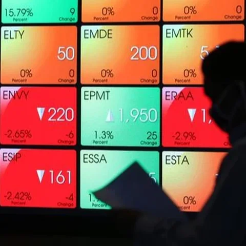 Adapun total volume saham yang telah diperdagangkan adalah 98,791 miliar senilai Rp67,823 triliun. Tampak dalam foto, papan elektronik menampilkan pergerakan Indeks Harga Saham Gabungan (IHSG