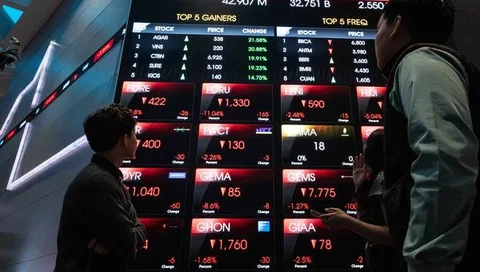 Orang-orang memperhatikan layar digital yang menampilkan pergerakan Indeks Harga Saham Gabungan (IHSG) di Bursa Efek Indonesia, Jakarta, Kamis (29/1/2026). Indeks Harga Saham Gabungan (IHSG)