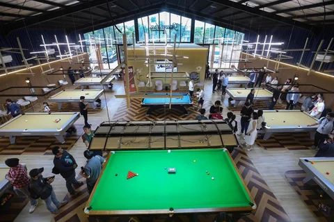 Pengunjung menikmati suasana bermain billiard di Gowadra Billiard, Pantai Indah Kapuk 2, Jakarta, Rabu (11/02/2026).