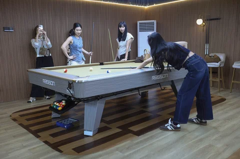 Pengunjung menikmati suasana bermain billiard di Gowadra Billiard, Pantai Indah Kapuk 2, Jakarta, Rabu (11/02/2026).