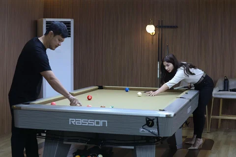 Pengunjung menikmati suasana bermain billiard di Gowadra Billiard, Pantai Indah Kapuk 2, Jakarta, Rabu (11/02/2026).