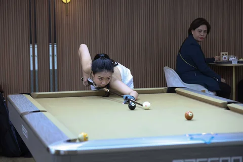 Pengunjung menikmati suasana bermain billiard di Gowadra Billiard, Pantai Indah Kapuk 2, Jakarta, Rabu (11/02/2026).