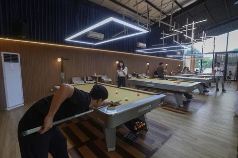 Pengunjung menikmati suasana bermain billiard di Gowadra Billiard, Pantai Indah Kapuk 2, Jakarta, Rabu (11/02/2026).