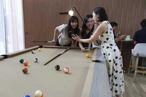 Pengunjung menikmati suasana bermain billiard di Gowadra Billiard, Pantai Indah Kapuk 2, Jakarta, Rabu (11/02/2026).