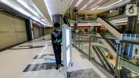 Petugas melakukan penyemprotan disinfektant dengan sinar UV di area kaca Lippo Mall Puri, Jakarta, Rabu (3/6/2020). Lippo Malls Indonesia (LMI) menyiapkan prosedur dengan menerapkan protokol