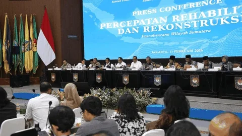 Kepala BNPB Letjen TNI Suharyanto bersama jajaran Menteri Kabinet dalam konferensi pers Percepatan Rehabilitasi dan Rekonstruksi Pascabencana Wilayah Sumatera di Gedung Kemendagri, Jakarta Pu