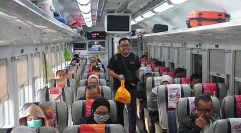 PT Kereta Api Indonesia (Persero) mengoperasikan 20 kereta api (KA) tambahan untuk antisipasi libur panjang Waisak 2024. (Foto:KAI)