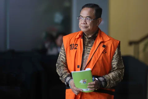 Bupati Pati nonaktif, Sudewo, berjalan menuju mobil tahanan usai menjalani pemeriksaan di Gedung Merah Putih Komisi Pemberantasan Korupsi (KPK), Jakarta, Kamis (12/2/2026).