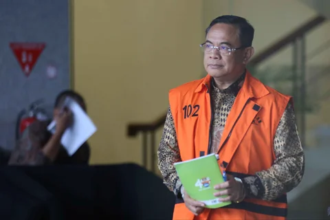 Bupati Pati nonaktif, Sudewo, berjalan menuju mobil tahanan usai menjalani pemeriksaan di Gedung Merah Putih Komisi Pemberantasan Korupsi (KPK), Jakarta, Kamis (12/2/2026).