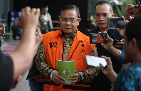 Bupati Pati nonaktif, Sudewo, berjalan menuju mobil tahanan usai menjalani pemeriksaan di Gedung Merah Putih Komisi Pemberantasan Korupsi (KPK), Jakarta, Kamis (12/2/2026).