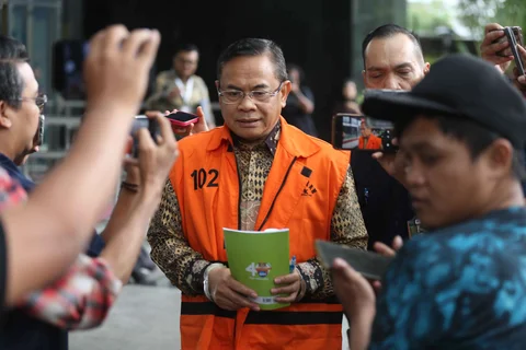 Bupati Pati nonaktif, Sudewo, berjalan menuju mobil tahanan usai menjalani pemeriksaan di Gedung Merah Putih Komisi Pemberantasan Korupsi (KPK), Jakarta, Kamis (12/2/2026).
