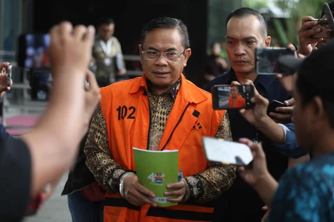 Bupati Pati nonaktif, Sudewo, berjalan menuju mobil tahanan usai menjalani pemeriksaan di Gedung Merah Putih Komisi Pemberantasan Korupsi (KPK), Jakarta, Kamis (12/2/2026).