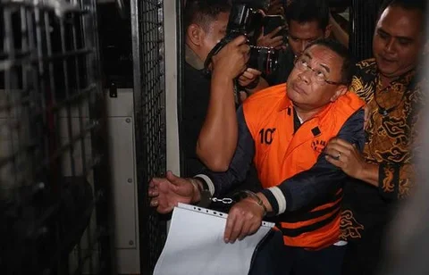 Bupati Pati, Sudewo dikawal petugas sesaat memasuki ke dalam mobil tahanan usai menjalani pemeriksaan intensif di Gedung Merah Putih Komisi Pemberantasan Korupsi (KPK), Jakarta, Selasa (20/1/