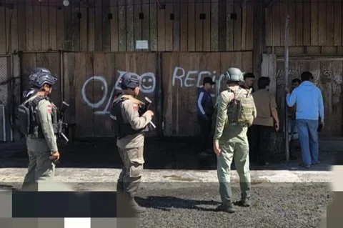 Insiden Penyerangan Dekai Papua oleh simpatisan KKB menyebabkan satu warga tewas dan satu luka-luka, memicu peningkatan pengamanan oleh Satgas Damai Cartenz.