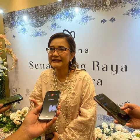 Para pendiri Ouikana Fashion, (dari kanan) Ratna Feirita, Fauzia Seska Devi, Gitta Badruddin, dan Eka Moelia Putri saat merilis koleksi khusus bertema &ldquo;Senandung Raya Nusantara&rdquo; di Jakarta, Kamis (12/2).