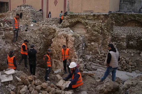 Para pekerja memeriksa Hamam al-Sumara, sebuah pemandian bersejarah yang mengalami kerusakan parah akibat serangan udara Israel di Kota Gaza,  Selasa (27/01/2026)/