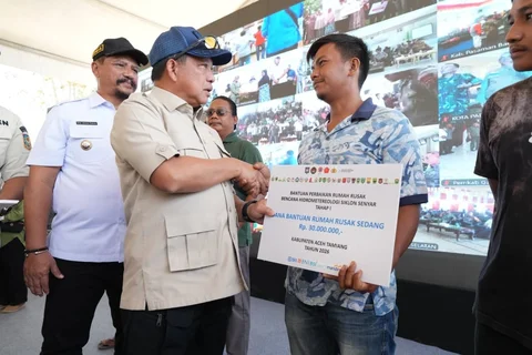Pemerintah serahkan bantuan perbaikan rumah secara serentak dari Kabupaten Aceh Tamiang