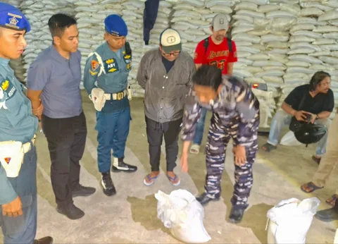 Personel TNI AL mengamankan barang bukti mineral yang diduga berasal dari aktivitas tambang ilegal di gudang kawasan Pangkal Balam, Pangkal Pinang, Jumat (13/02/2026).