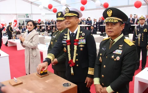 Wakil Kepala Staf Angkatan Laut Laksdya TNI Erwin S. Aldedharma saat memimpin prosesi peresmian KRI Canopus-936 di galangan Abeking & Rasmussen, Lemwerder, Jerman, Kamis (12/02/2026) waktu setempat.