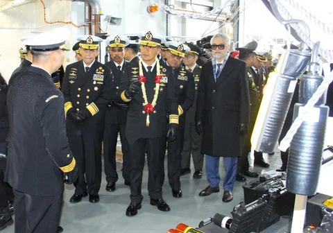 Wakil Kepala Staf Angkatan Laut Laksdya TNI Erwin S. Aldedharma saat memimpin prosesi peresmian KRI Canopus-936 di galangan Abeking & Rasmussen, Lemwerder, Jerman, Kamis (12/02/2026) waktu setempat.